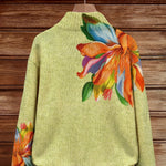 Claudia Strickjacke mit farbenfrohem Lilienmotiv, Seitenansicht