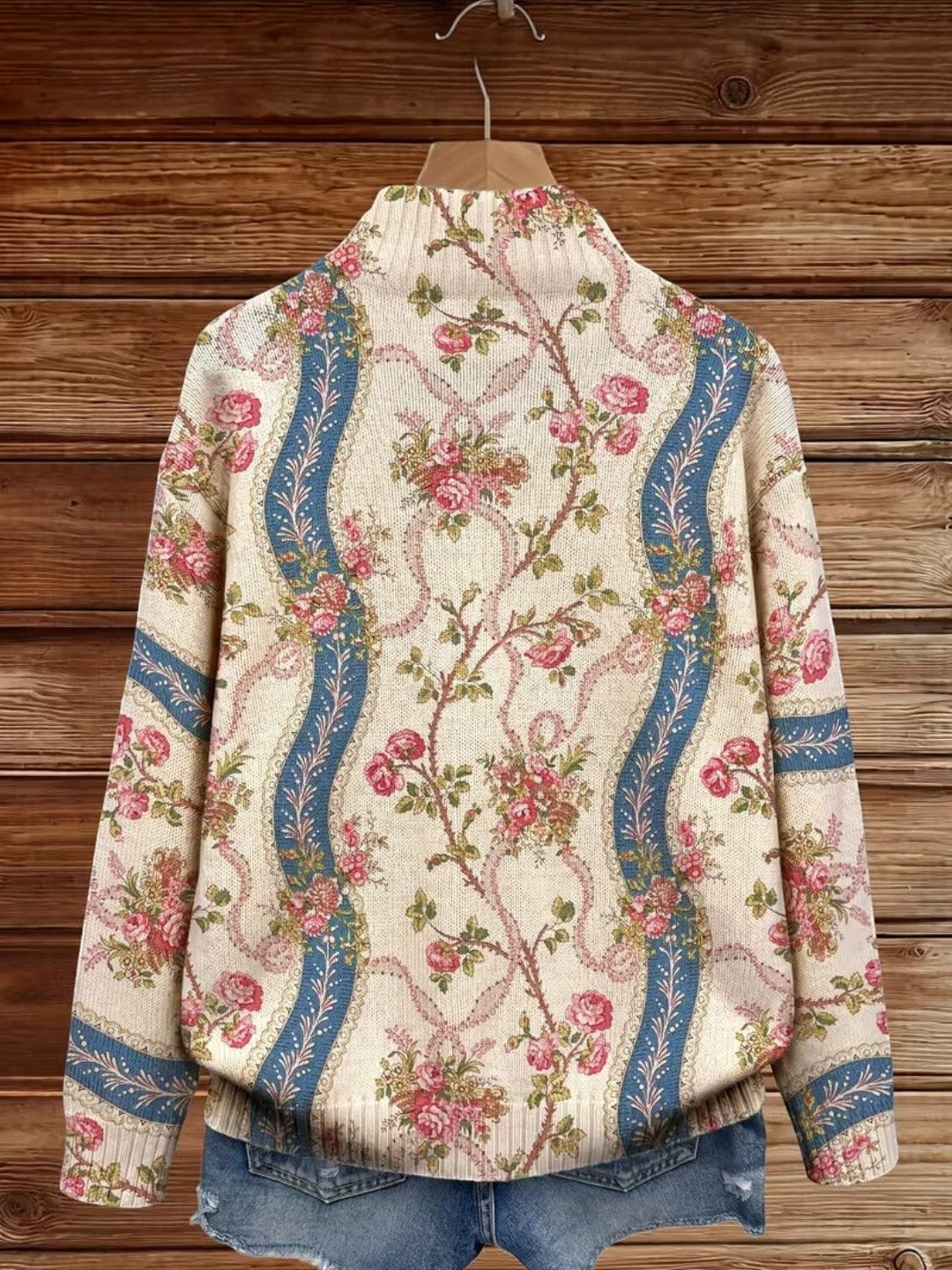 Sabine Strickjacke mit Rosenrankenmuster, Nahaufnahme