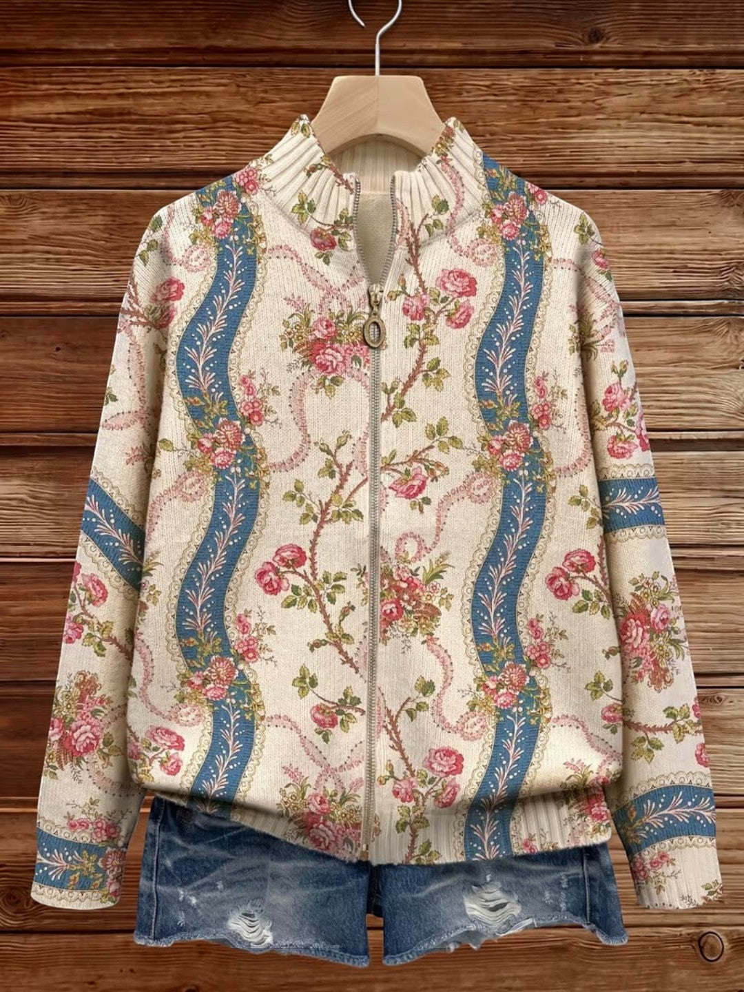 Sabine Strickjacke mit Rosenrankenmuster, Detailansicht