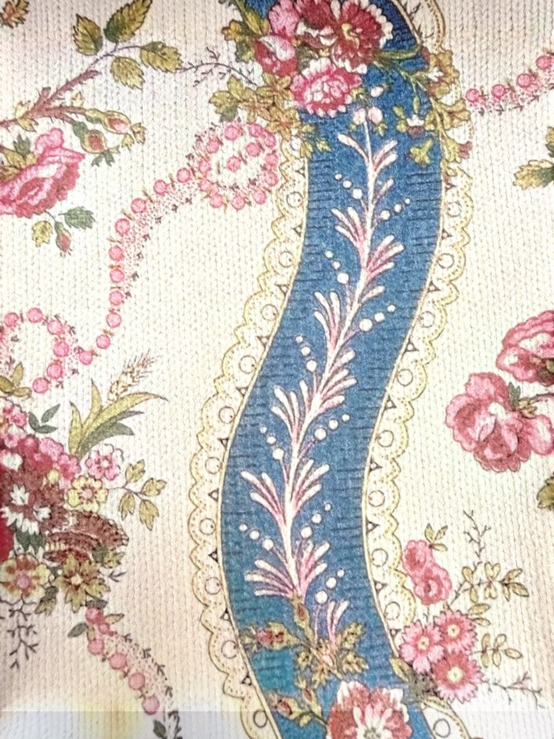 Sabine Strickjacke mit Rosenrankenmuster, Produktansicht
