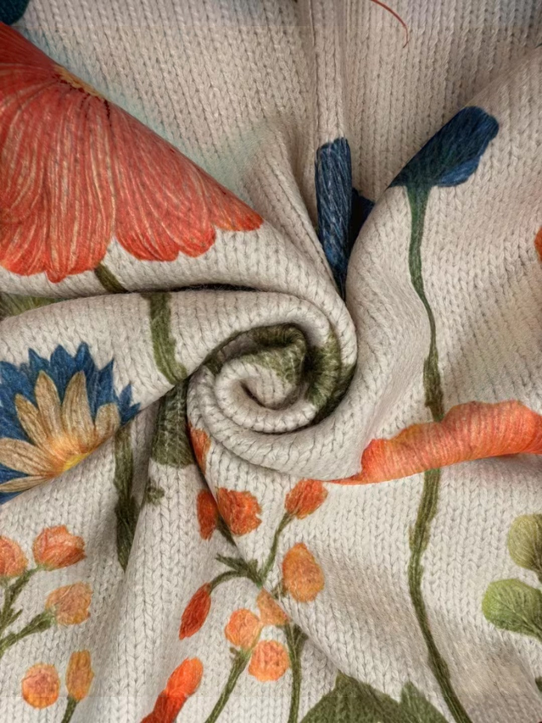 Andrea Strickjacke mit Wildblumenmuster, Detailansicht