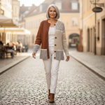 Renate Patchwork-Strickjacke in Braun & Creme, im Alltag getragen