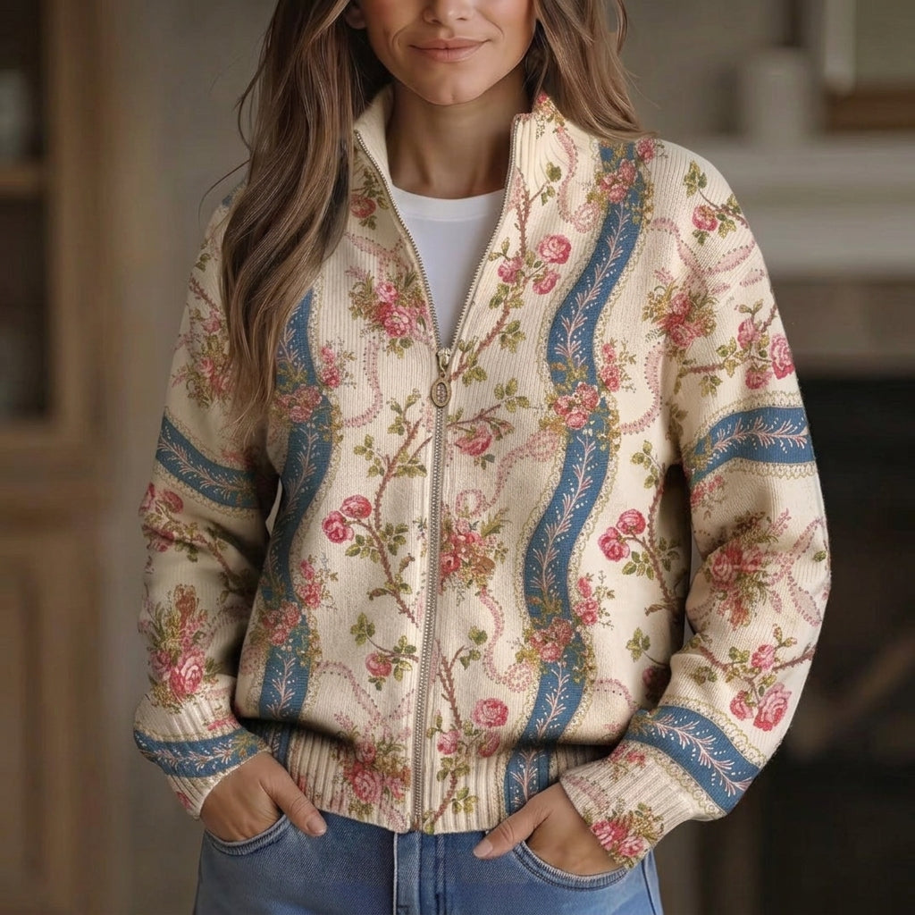 Sabine Strickjacke mit Rosenrankenmuster, Vorderansicht