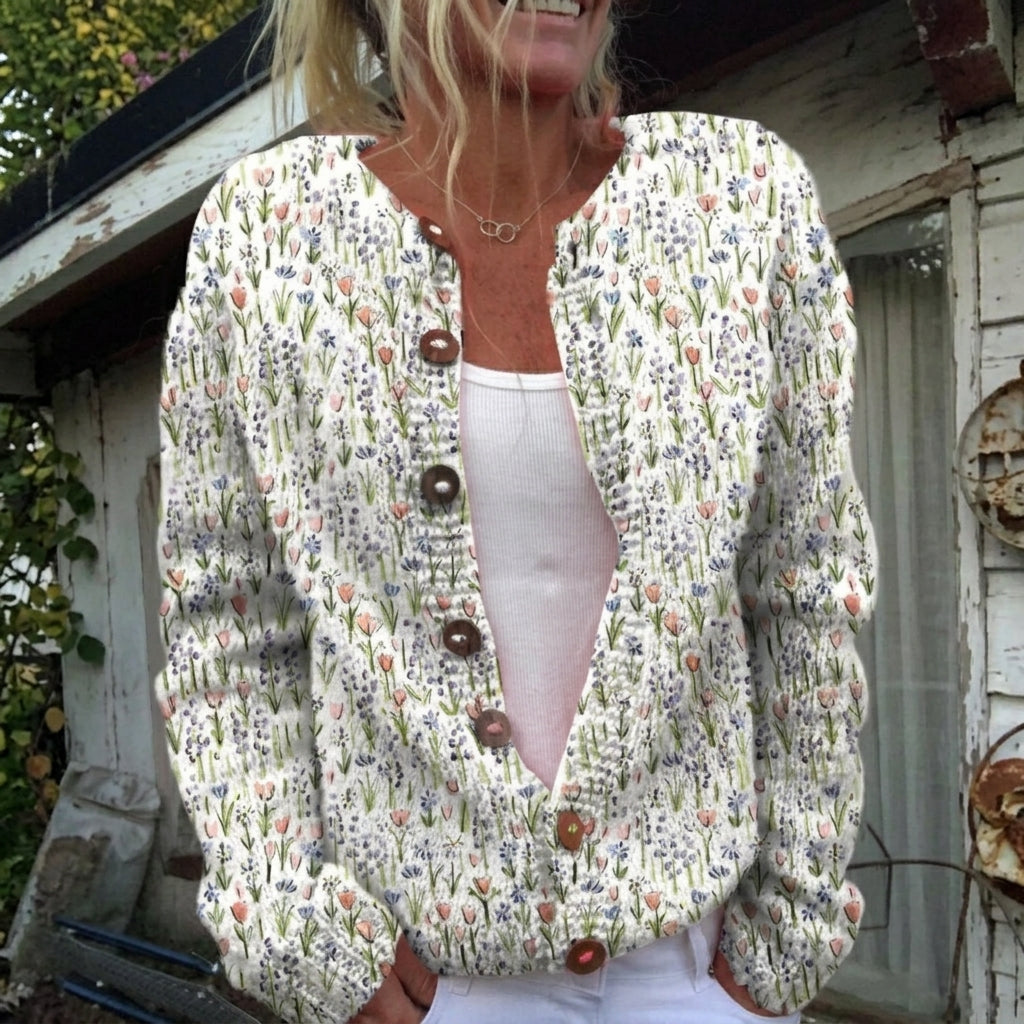 Susanne Strickjacke mit zartem Gartenblumenmuster, Vorderansicht